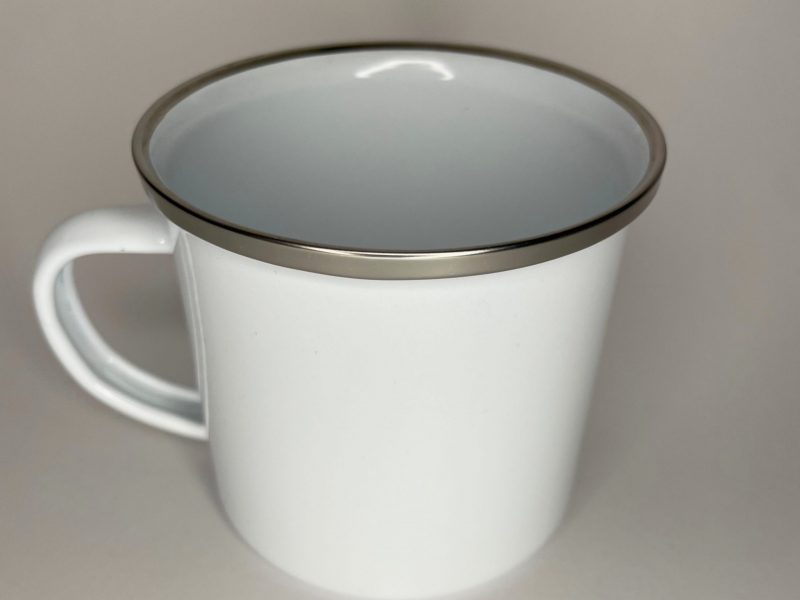 Emaille Tasse mit silbernem Rand