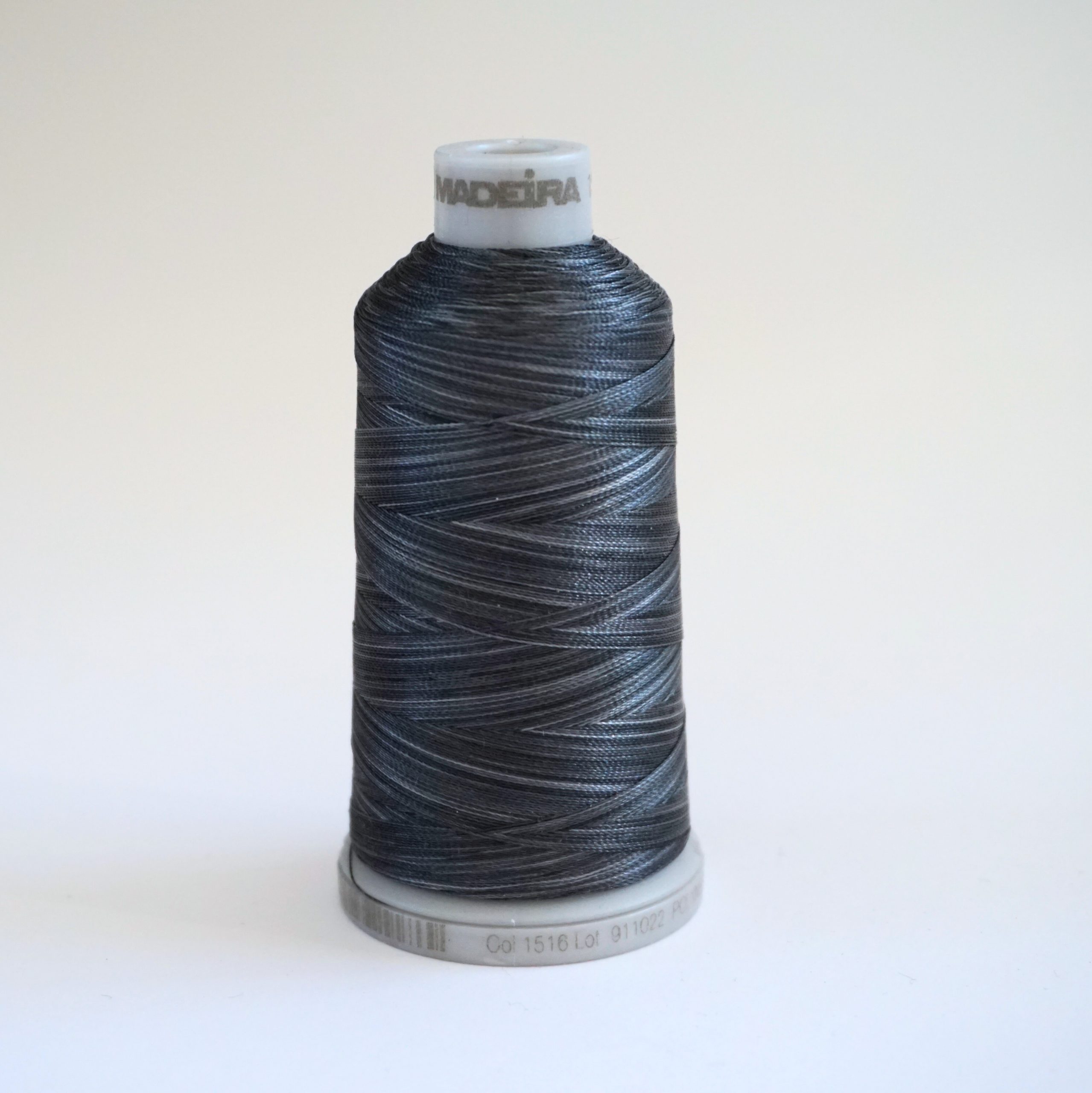 Madeira Stickgarn multi grau